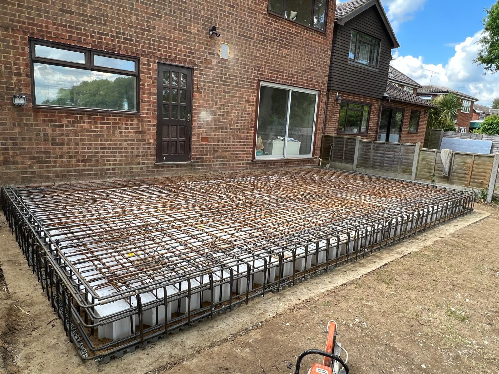 Piled raft foundation with reinforcement grid